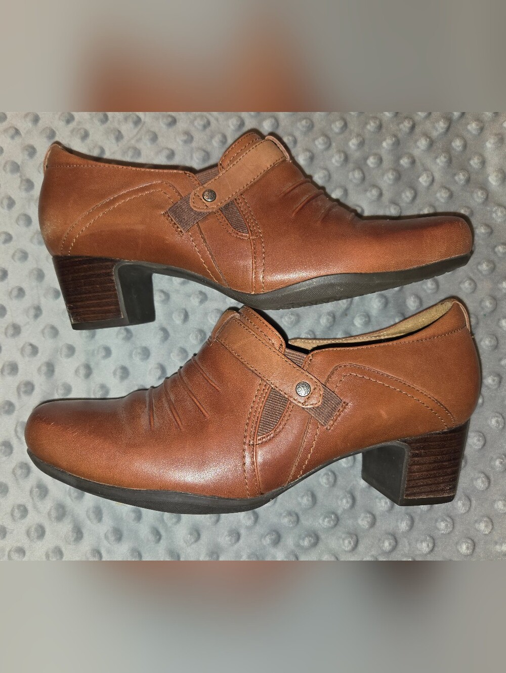 Clark's Women's Tan Leather Low Heel Slip-On Shoes - Picture 1 of 1